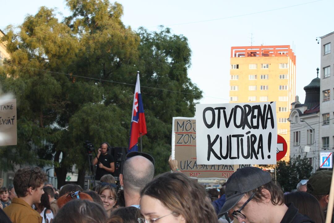 FOTO: Kultúrny štrajk v Bratislave. Na pódiu vystúpil aj Tomáš Maštalír, foto 15