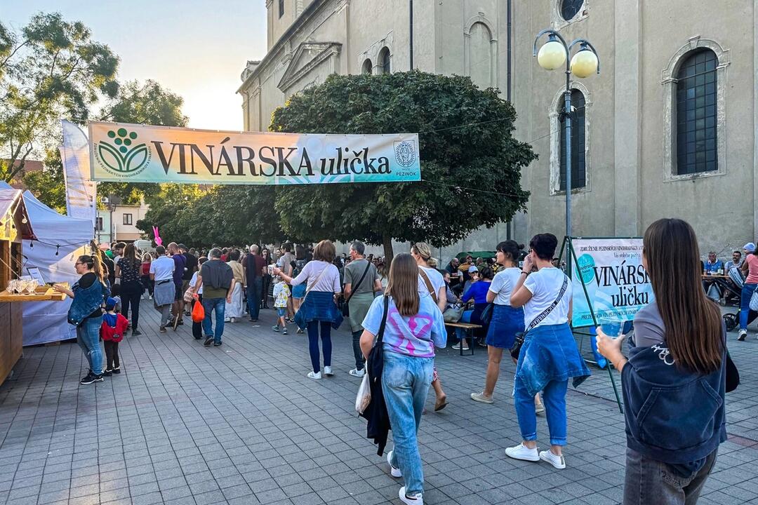 FOTO: V Pezinku sa začalo vinobranie. Vinári si pripravili rôzne špeciality, foto 9