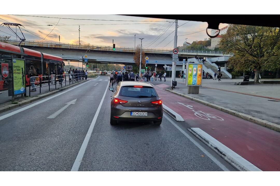 FOTO: Nedisciplinovaní cyklisti na Vajanského nábreží, foto 2