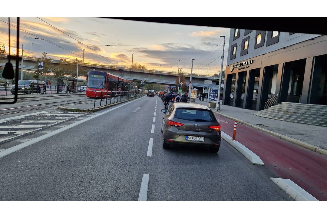 FOTO: Nedisciplinovaní cyklisti na Vajanského nábreží, foto 3