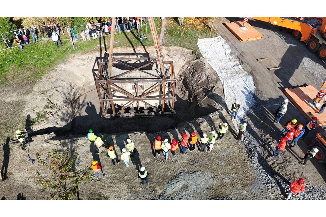 FOTO: Takto presúvali protitankovú stenu v Petržalke, foto 2