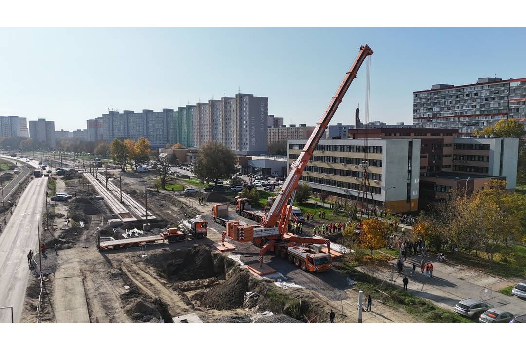 FOTO: Takto presúvali protitankovú stenu v Petržalke, foto 4