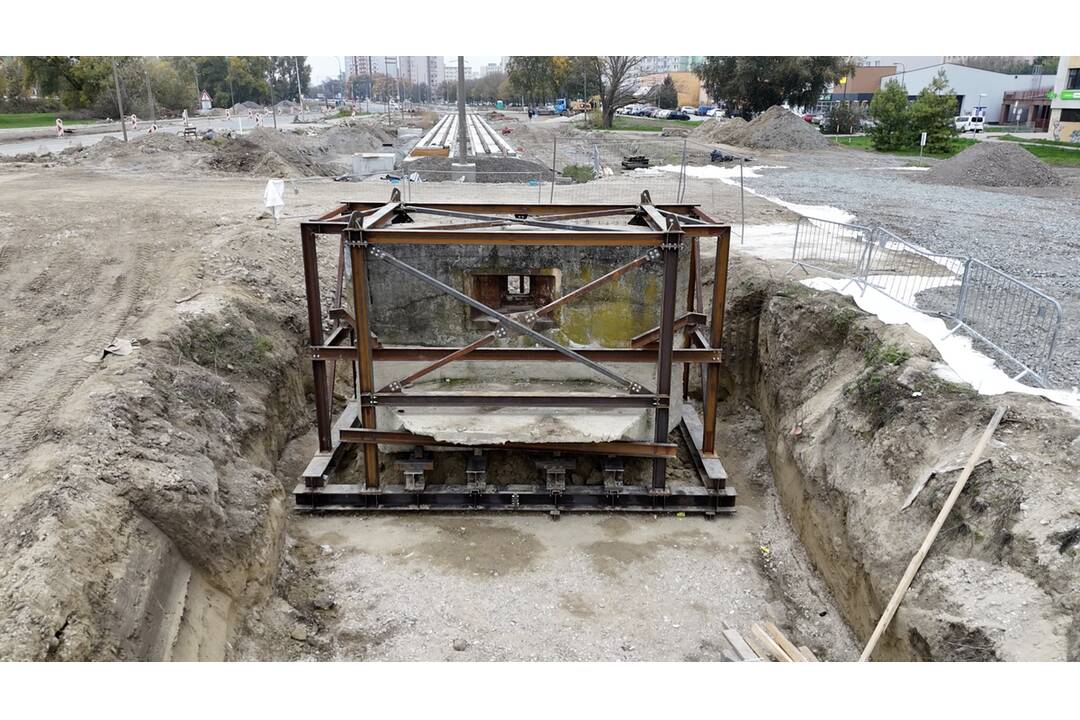 FOTO: Takto presúvali protitankovú stenu v Petržalke, foto 6