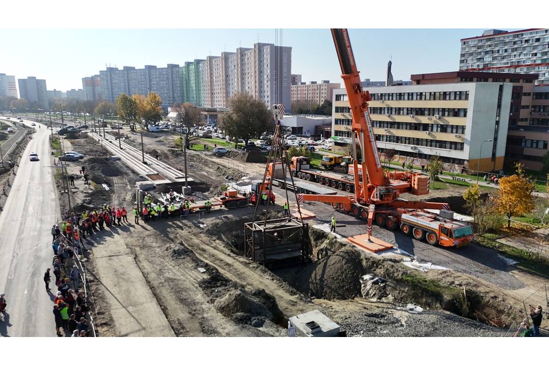 FOTO: Takto presúvali protitankovú stenu v Petržalke, foto 7