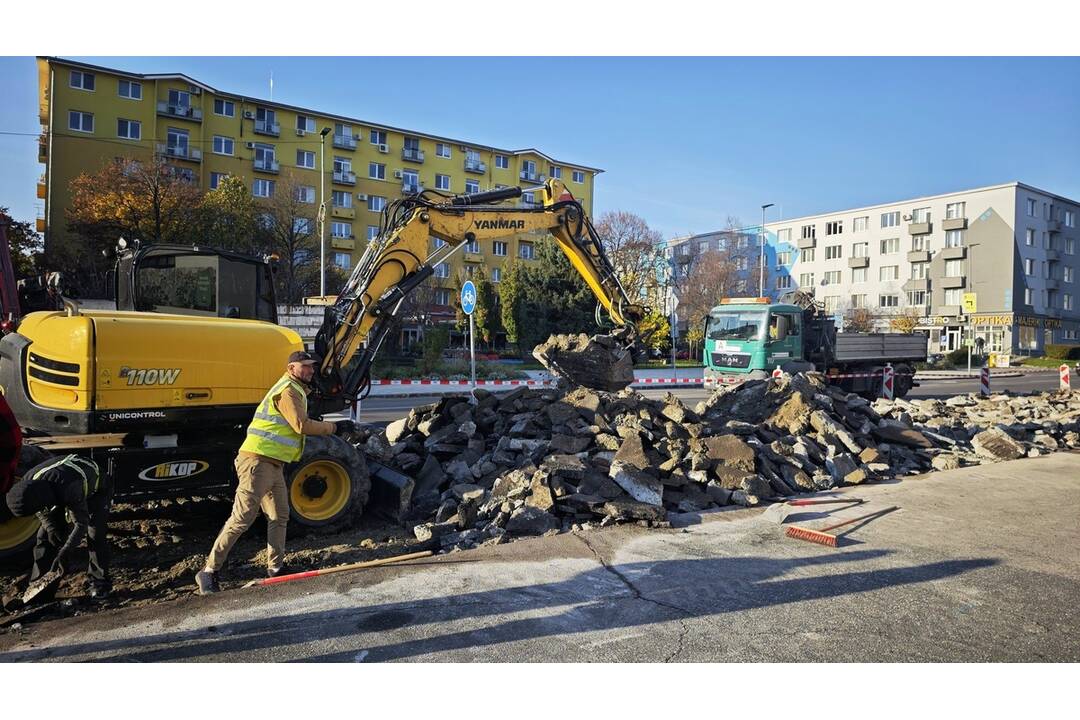 FOTO: Rekonštrukcia chodníka na Peknej ceste v Krasňanoch, foto 3