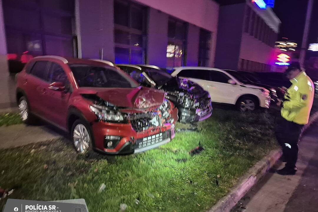 FOTO: Hrôzostrašná nehoda na Einsteinovej, auto skončilo na streche, foto 2