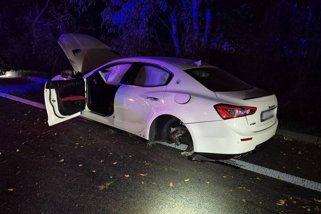 FOTO: Hrôzostrašná nehoda na Einsteinovej, auto skončilo na streche, foto 3