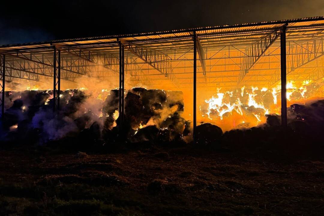 FOTO: V obci Tomášov horí senník, zasahuje tu 30 hasičov, foto 6