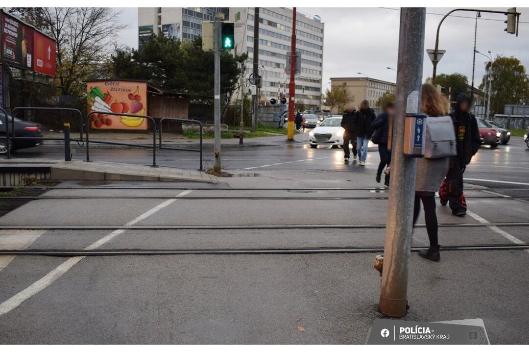 FOTO: Polícia hľadá svedkov smrteľnej nehody v Bratislave, foto 2