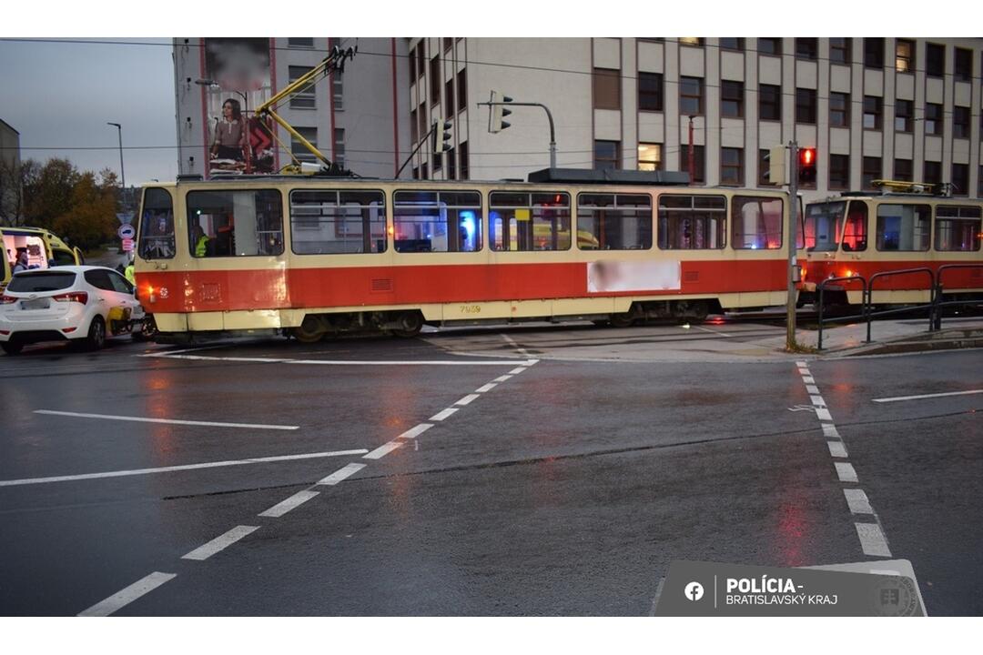 FOTO: Polícia hľadá svedkov smrteľnej nehody v Bratislave, foto 4