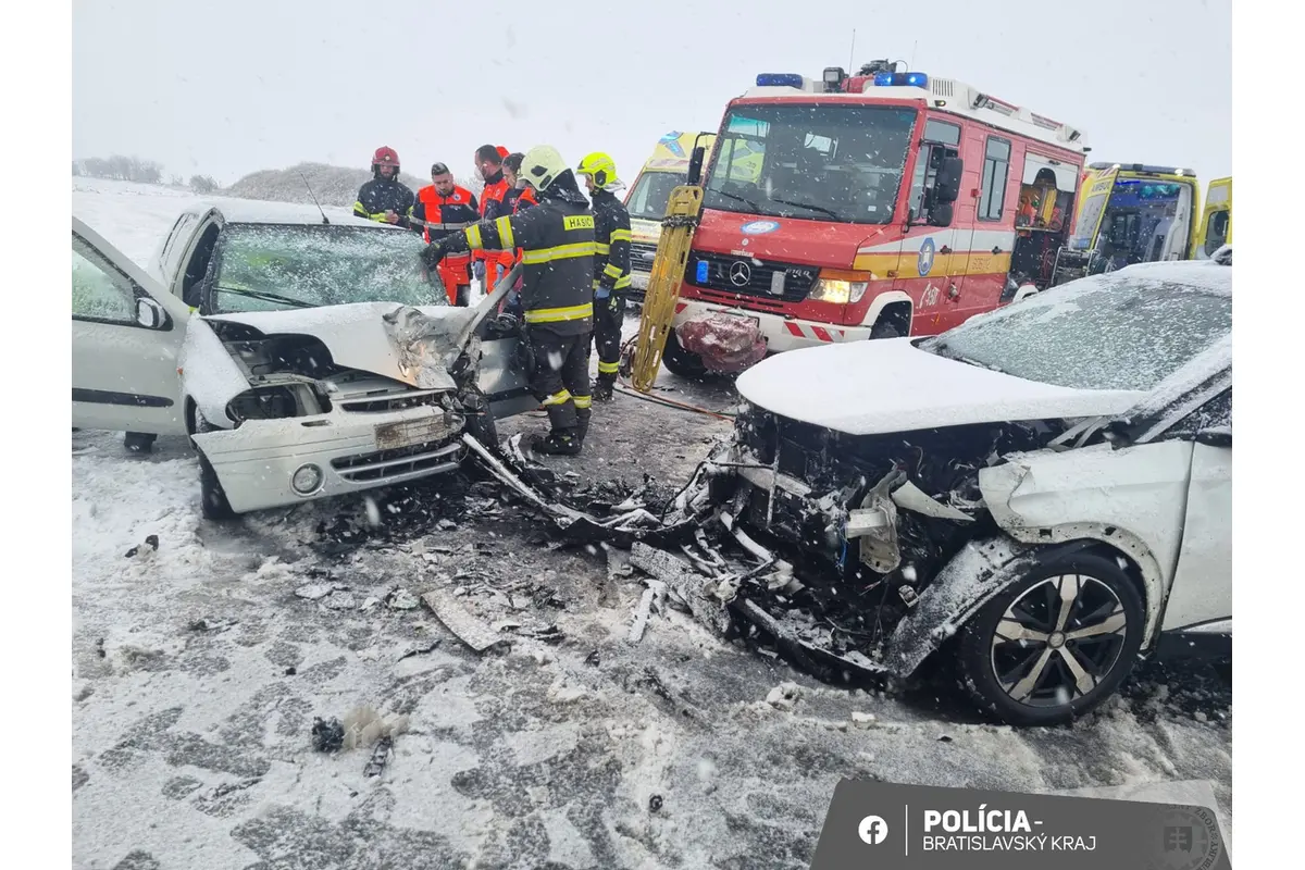 FOTO: Vážna nehoda na D4, diaľnicu uzavreli, foto 1