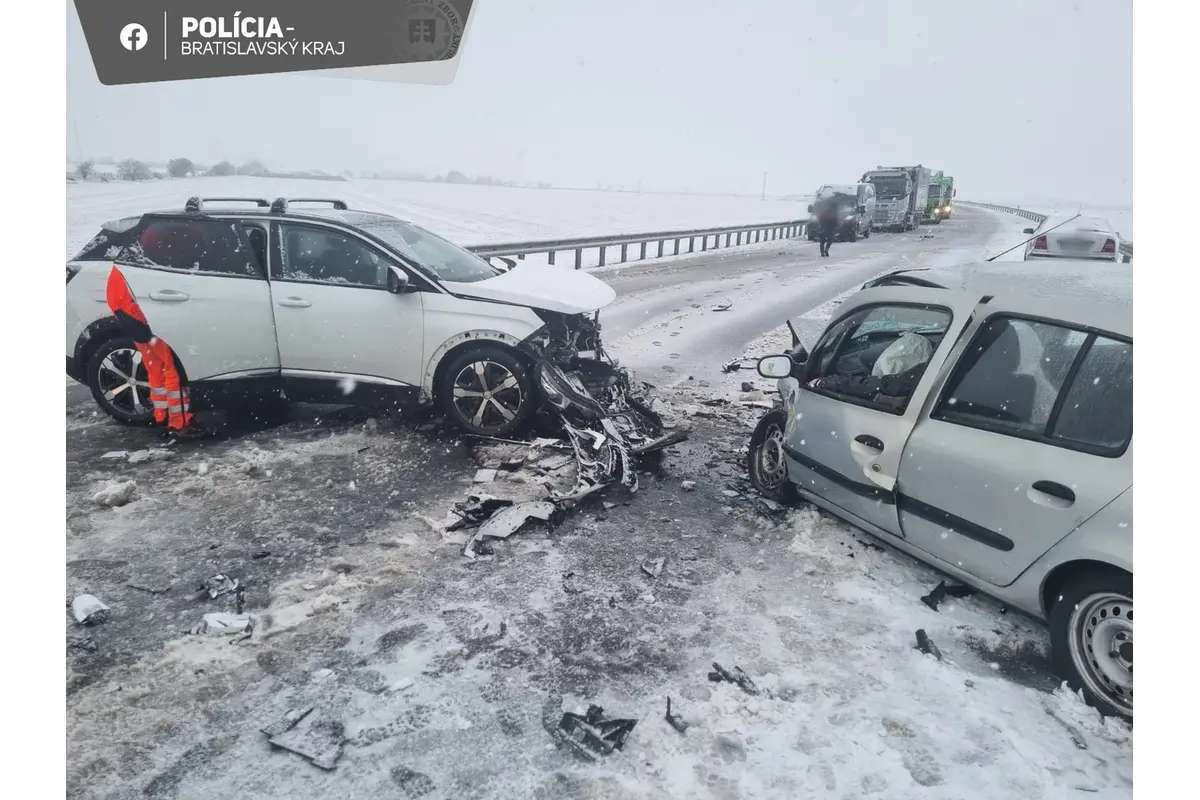 FOTO: Vážna nehoda na D4, diaľnicu uzavreli, foto 3