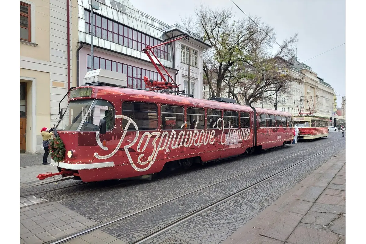 FOTO: V Bratislave začala premávať vianočná električka, foto 1