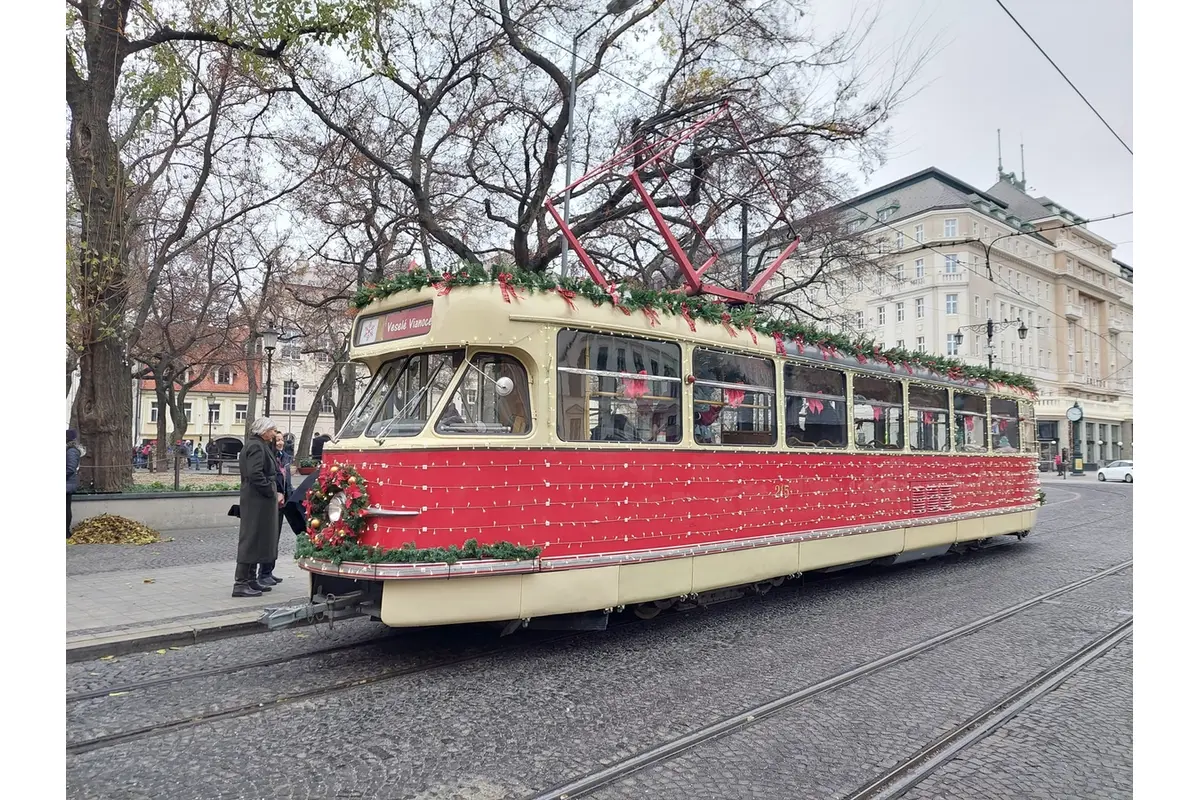 FOTO: V Bratislave začala premávať vianočná električka, foto 3