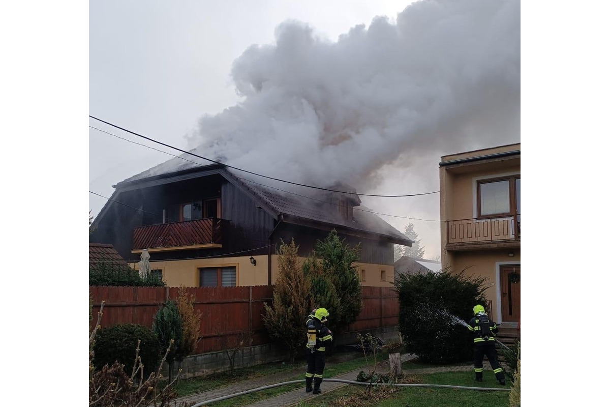 FOTO: Požiar rodinného domu na Ráztočnej ulici vo Vrakuni, foto 1