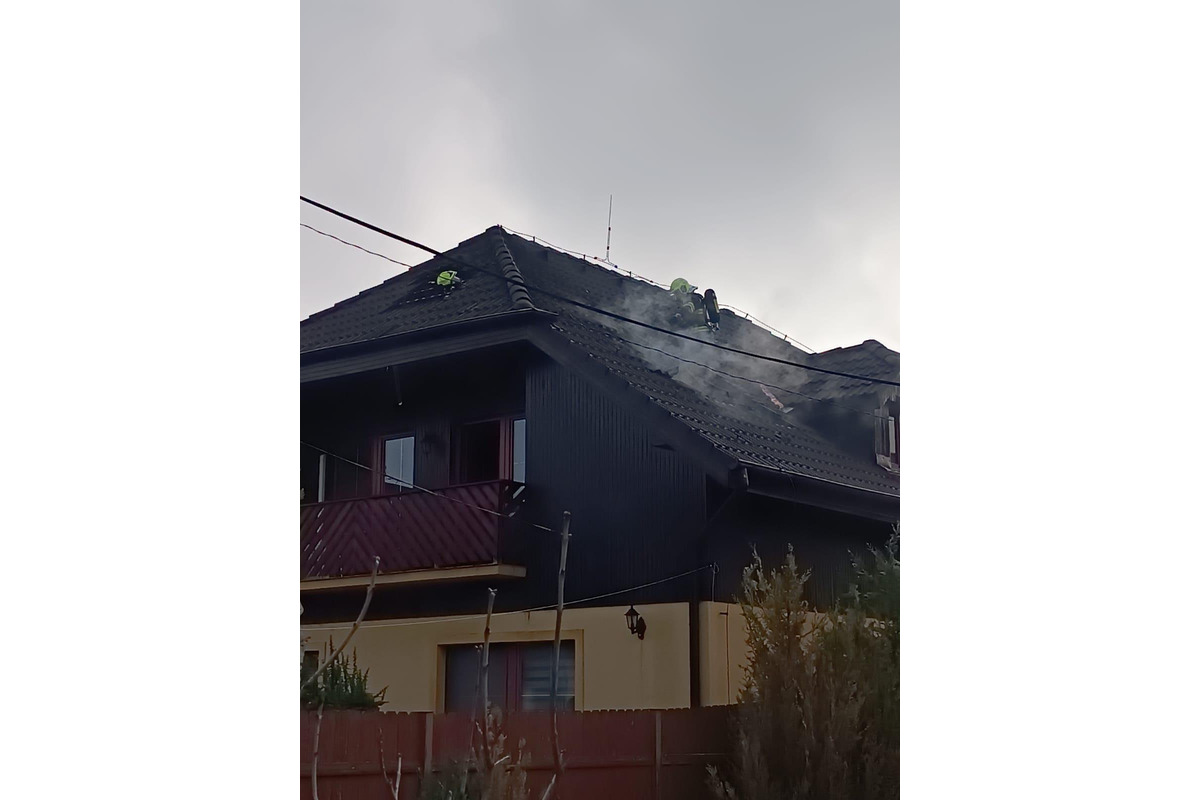 FOTO: Požiar rodinného domu na Ráztočnej ulici vo Vrakuni, foto 2