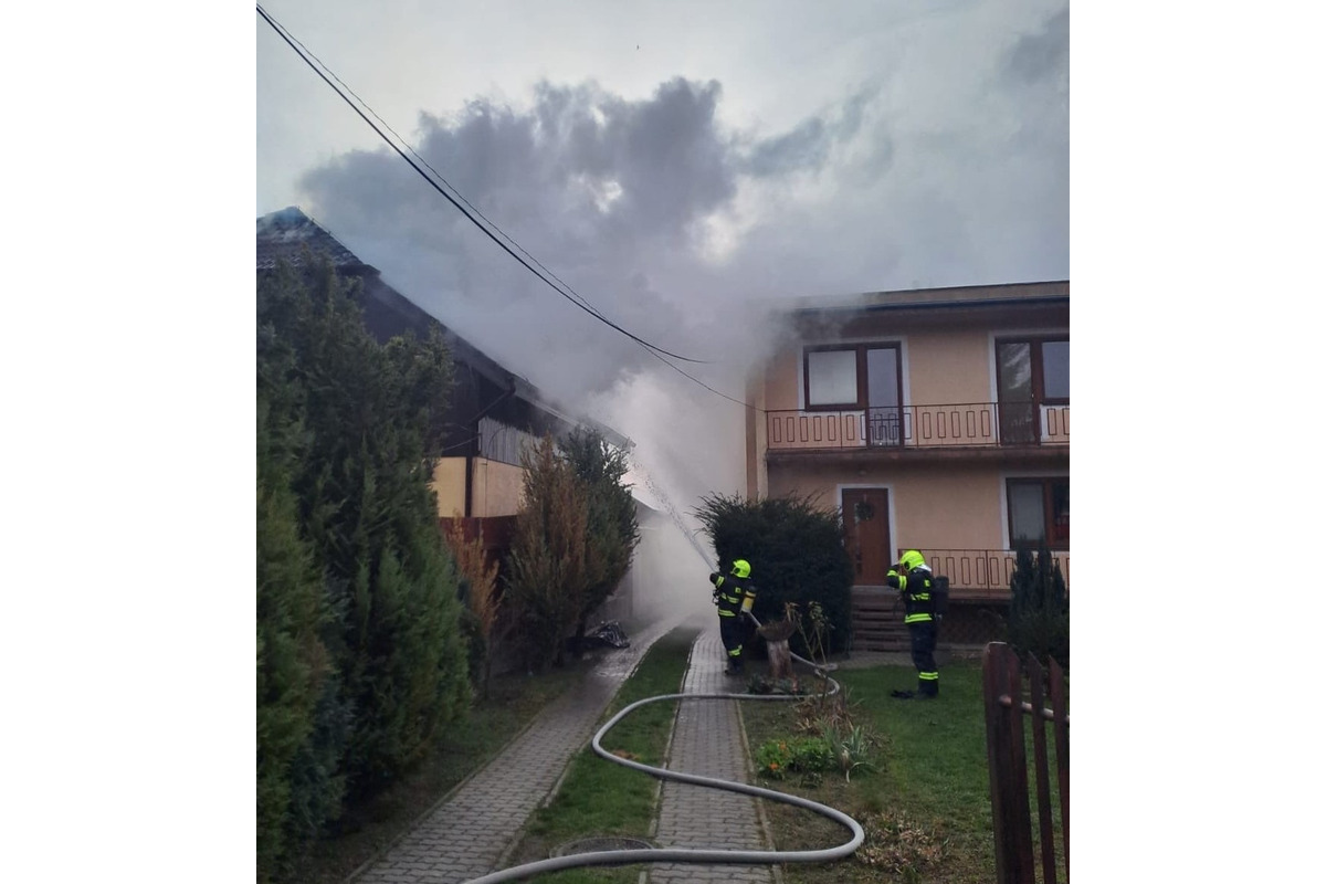 FOTO: Požiar rodinného domu na Ráztočnej ulici vo Vrakuni, foto 3