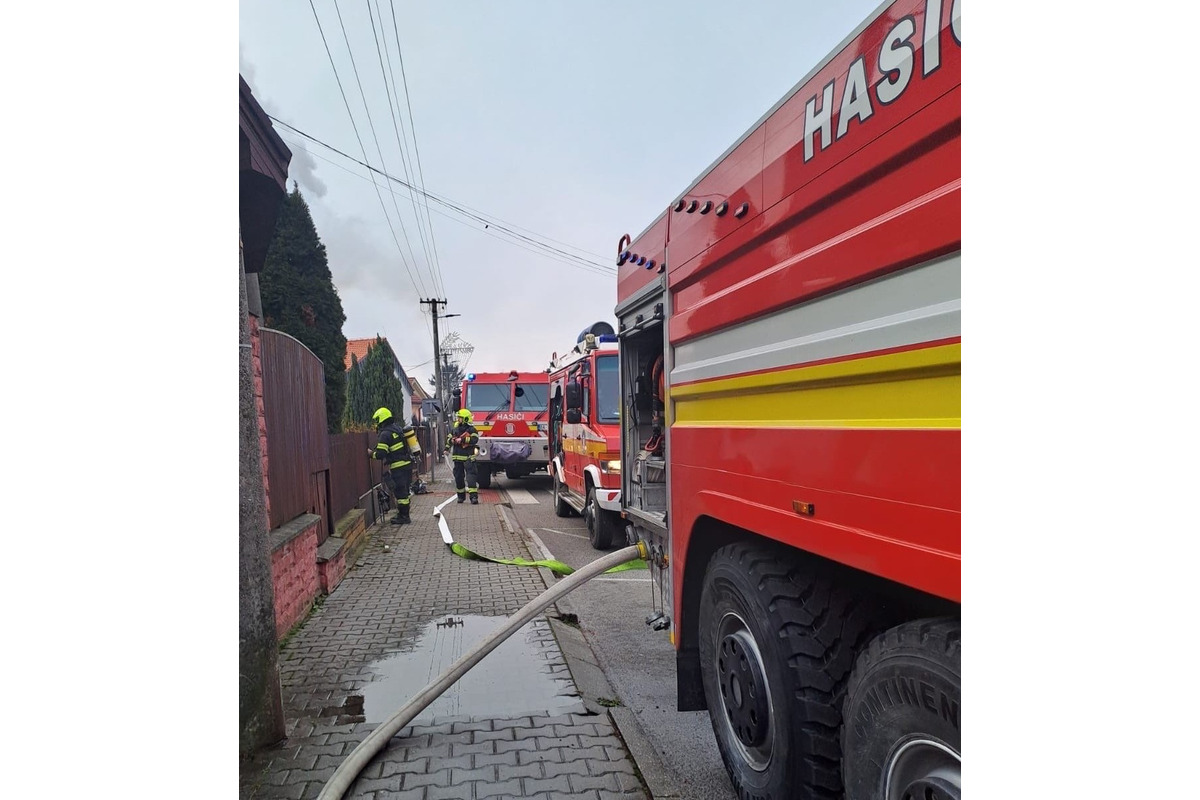 FOTO: Požiar rodinného domu na Ráztočnej ulici vo Vrakuni, foto 4