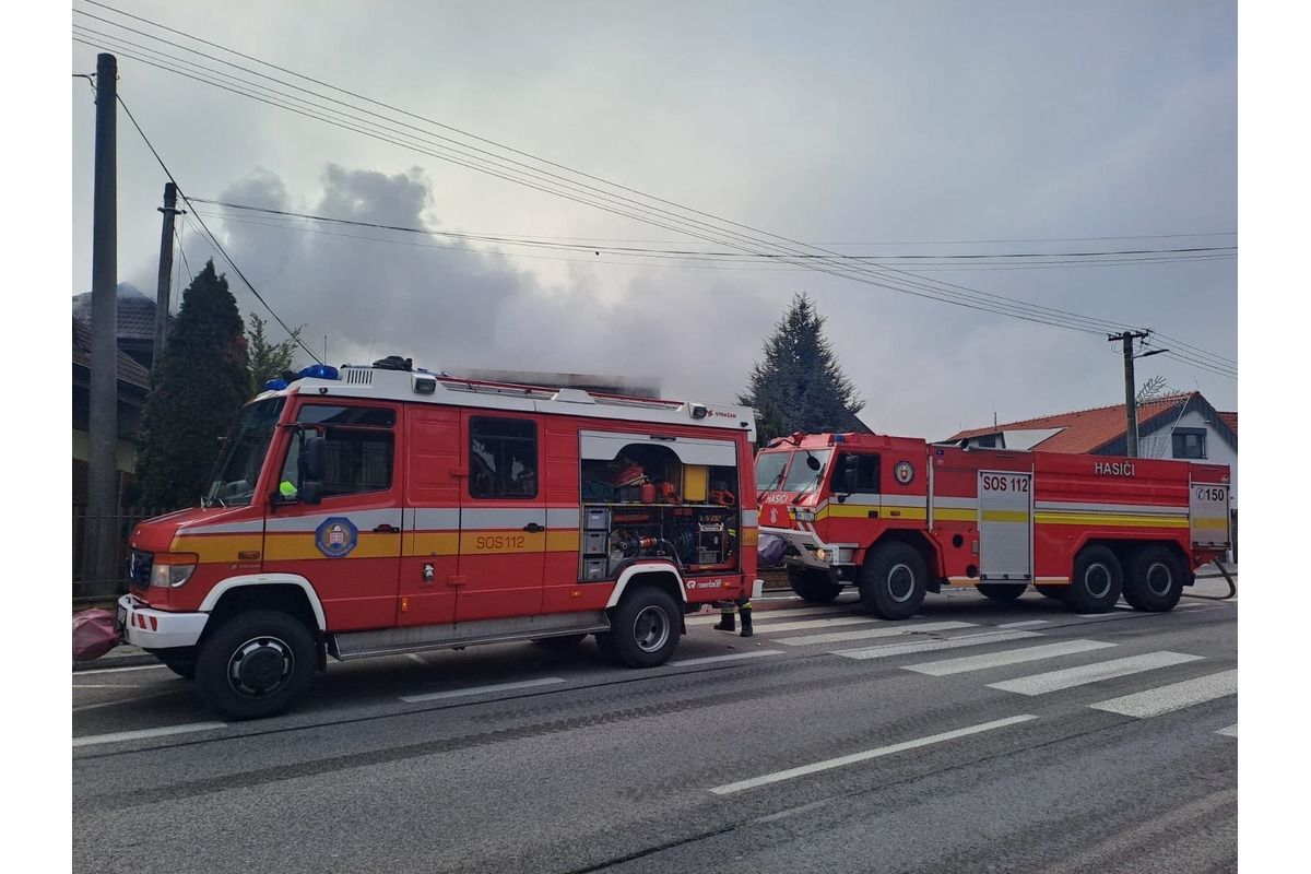 FOTO: Požiar rodinného domu na Ráztočnej ulici vo Vrakuni, foto 6