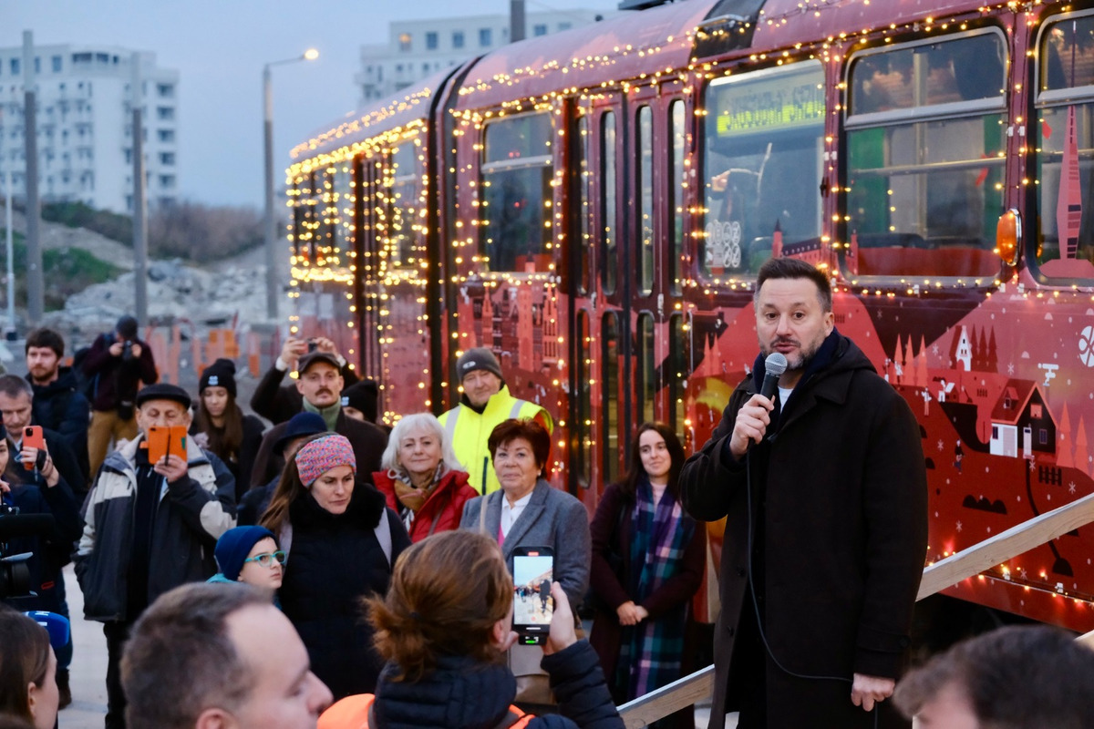 FOTO: Novou traťou do Petržalky už prešla prvá električka! Odviezli sa deti, seniori, športovci aj kňaz, foto 5