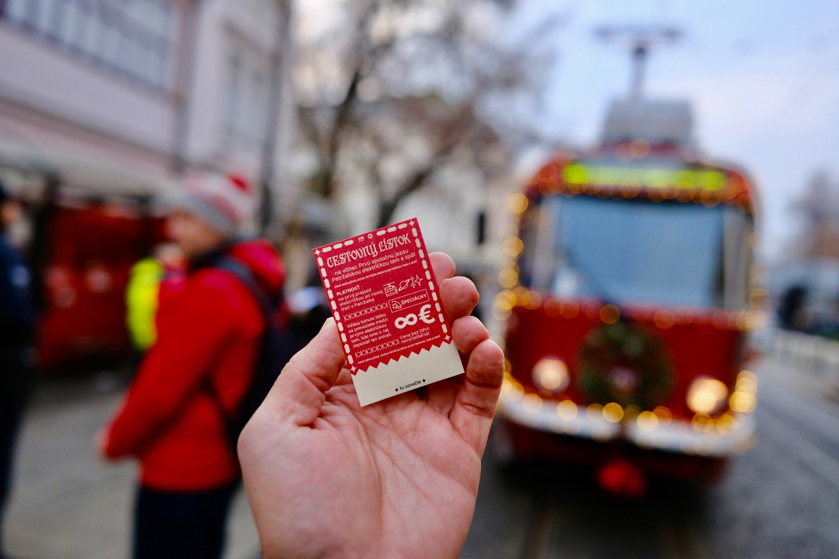 FOTO: Novou traťou do Petržalky už prešla prvá električka! Odviezli sa deti, seniori, športovci aj kňaz, foto 6