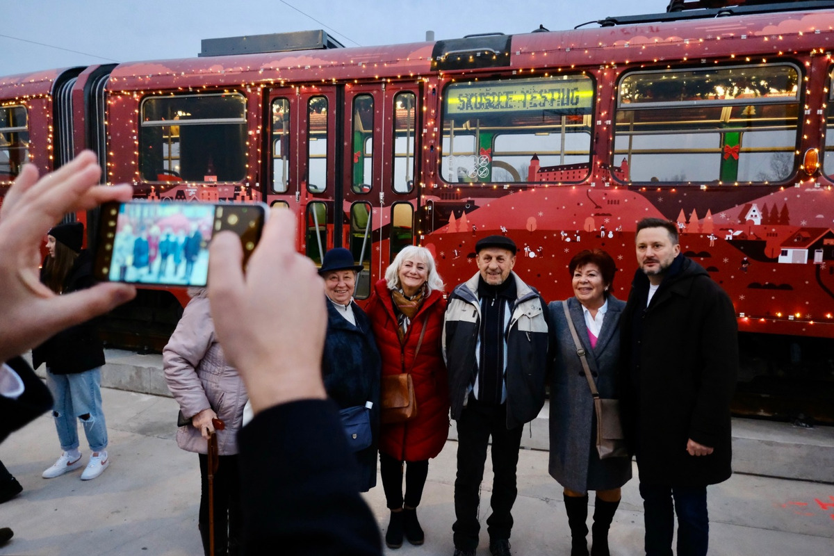 FOTO: Novou traťou do Petržalky už prešla prvá električka! Odviezli sa deti, seniori, športovci aj kňaz, foto 7