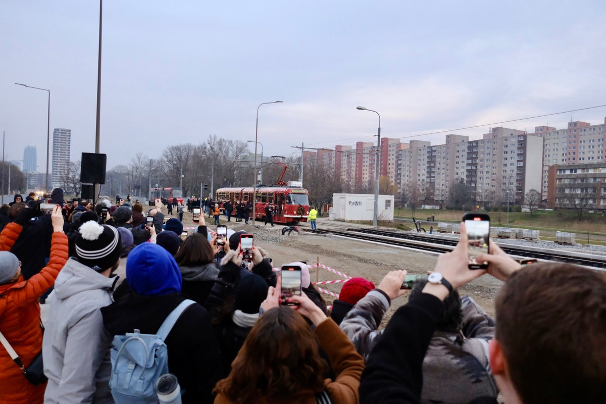 FOTO: Novou traťou do Petržalky už prešla prvá električka! Odviezli sa deti, seniori, športovci aj kňaz, foto 9