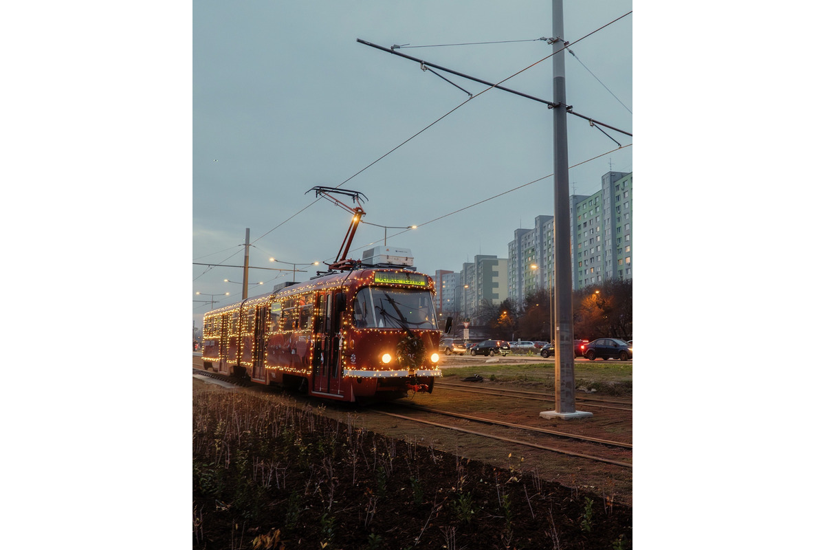 FOTO: Novou traťou do Petržalky už prešla prvá električka! Odviezli sa deti, seniori, športovci aj kňaz, foto 10