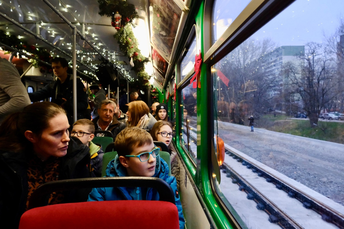 FOTO: Novou traťou do Petržalky už prešla prvá električka! Odviezli sa deti, seniori, športovci aj kňaz, foto 11