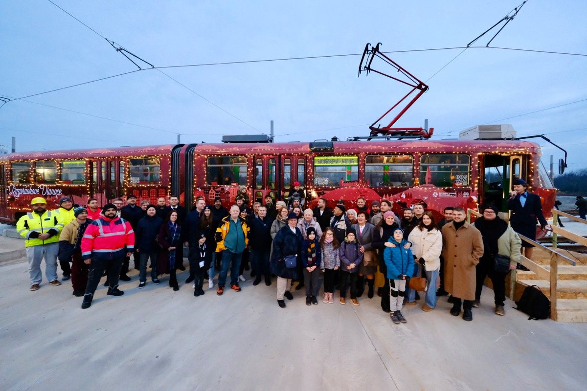 FOTO: Novou traťou do Petržalky už prešla prvá električka! Odviezli sa deti, seniori, športovci aj kňaz, foto 12