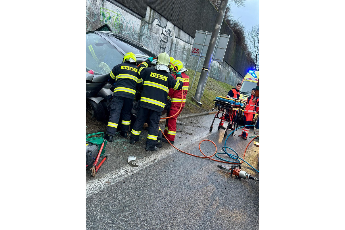 Pri rannej dopravnej nehode v Bratislave zasahovali aj hasiči, foto 8