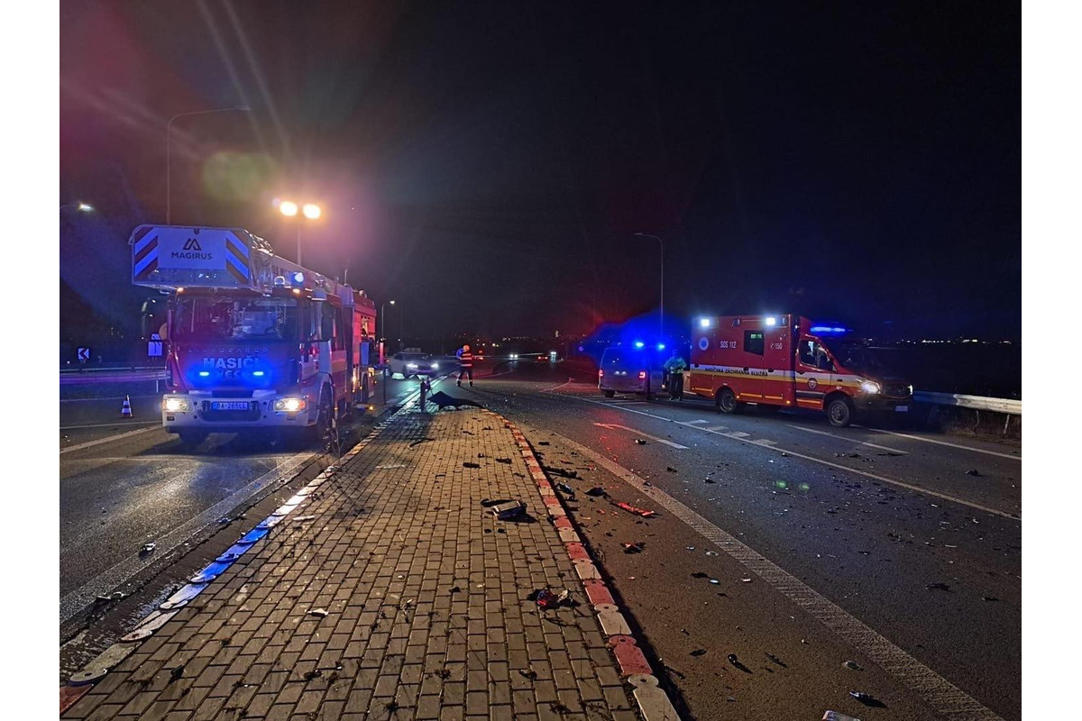 FOTO: Zásah hasičov pri nehode dvoch áut v Podunajských Biskupiciach, foto 3