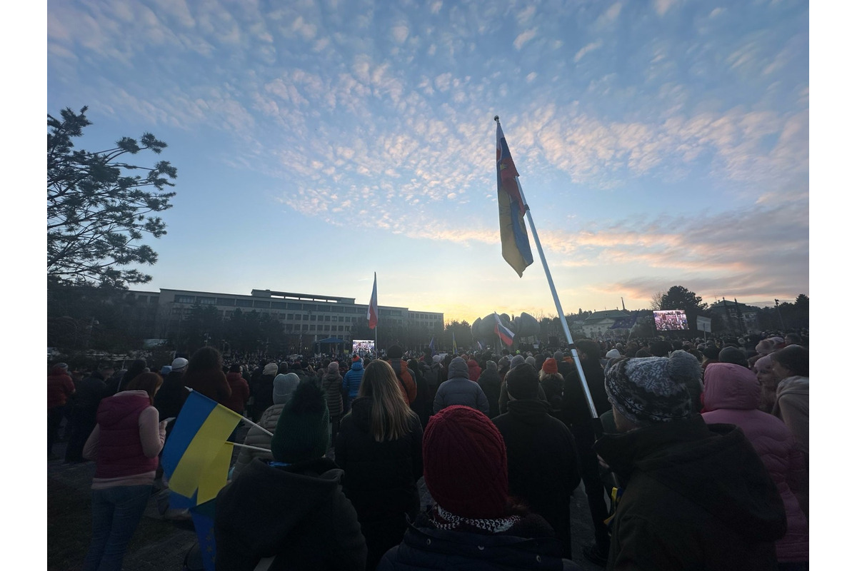 FOTO: Protesty na Námestí slobody pokračujú, zhromaždení si pripomenuli aj pamiatku Jána a Martiny, foto 2