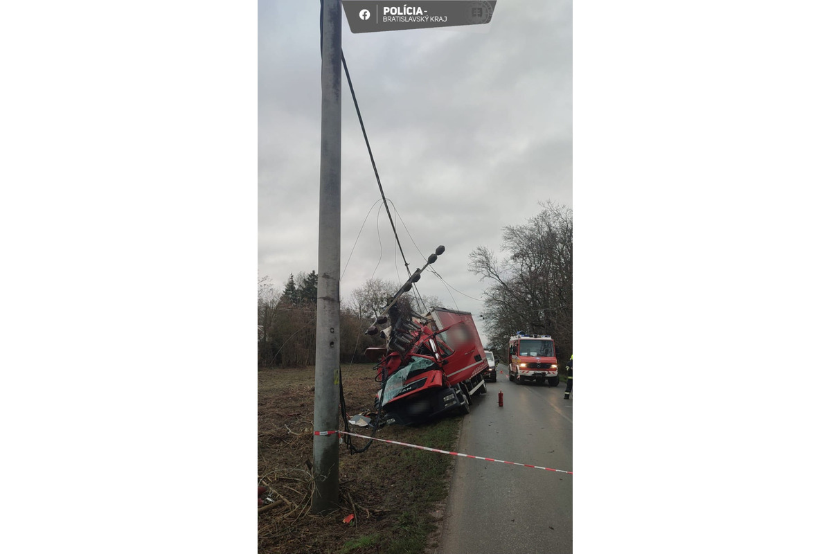 FOTO: Nehoda nákladiaku medzi Ivankou a Zálesím, foto 1