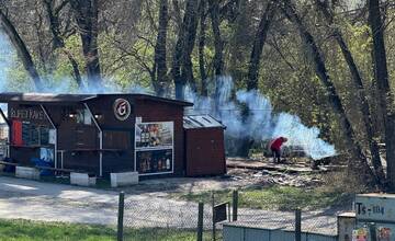 FOTO: Bufetár na petržalskej hrádzi podľa svedka zadymuje okolie už tri dni